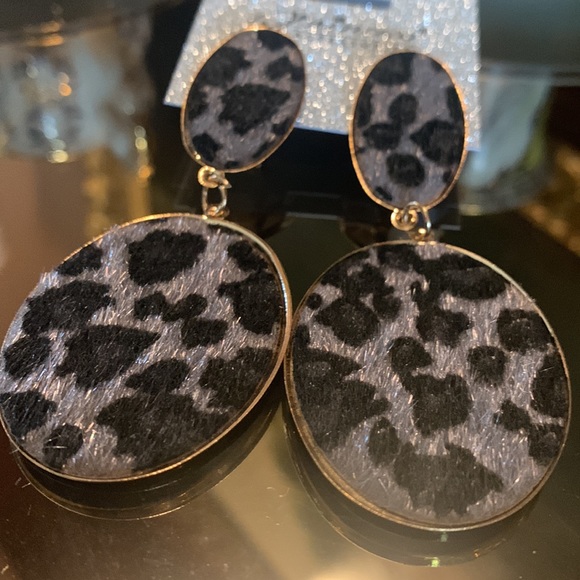 *LAST ONE* Leopard print Fabric Covered Gold Drop Earrings- Black and Light Gray - Picture 2 of 4